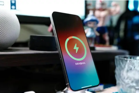 襄城苹果15换屏服务分享用什么充电器给iPhone15充电更好 